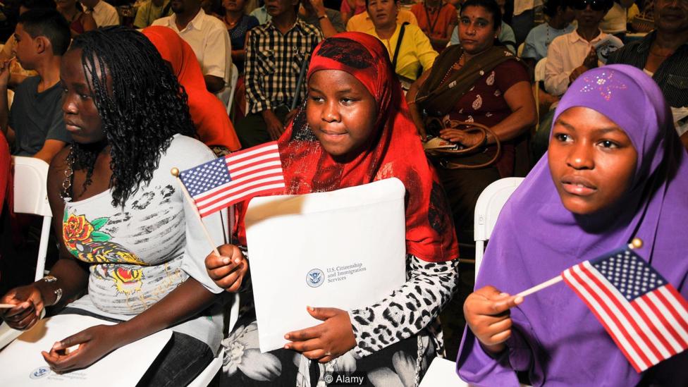 Refugees receive US citizenship
